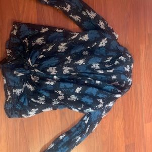 Buttoned floral cropped shirt